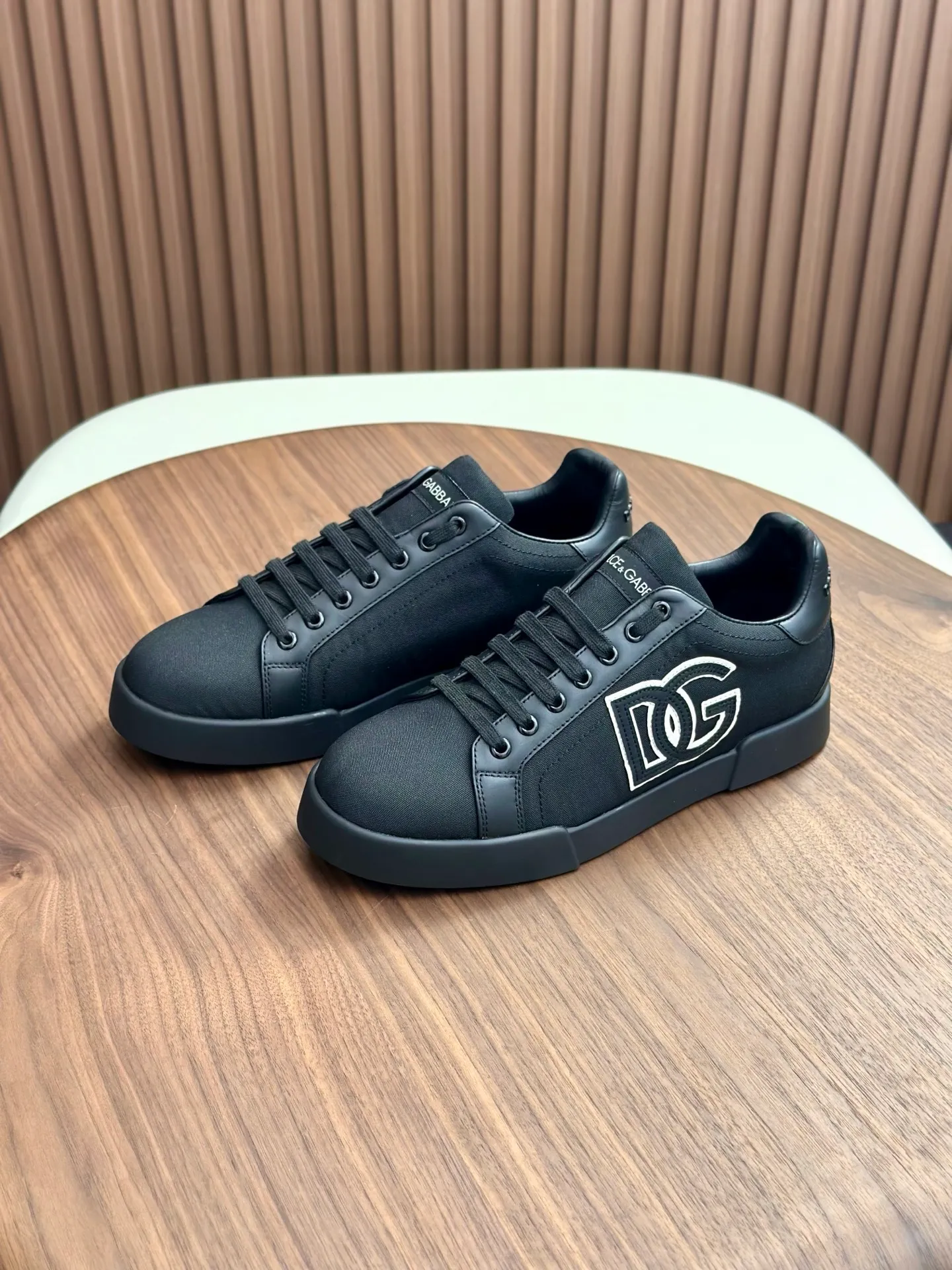 New product 💰800 DG Dolce & Gabbana men's shoes 💰ortofino calfskin sneakers ♞size; 39~44 (customized 38.45.46) Iconic men's shoes 💰ortofino series of sneakers, classic and timeless style, now presented with fashionable details. The calfskin engraved DG logo is a subtle finishing touch. Men's shoes💰ortofino calfskin sneakers:
